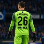 Dani van den Heuvel in actie als doelman van Club Brugge tijdens een wedstrijd