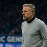 Thorsten Fink geconcentreerd langs de lijn bij KRC Genk