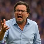 Marc Coucke zichtbaar geagiteerd op de tribune bij RSC Anderlecht