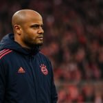 Vincent Kompany geconcentreerd langs de lijn bij Bayern München