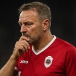 Tom Waes als Antwerp-fan in gespannen bui