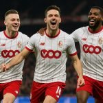 Spelers van Standard vieren een doelpunt voor eigen fans
