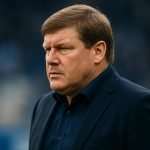 Hein Vanhaezebrouck in tv-studio tijdens analyse over stilstaande fases