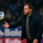 Rik De Mil langs de lijn tijdens een wedstrijd van KAA Gent