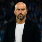 Bart Verhaeghe geconcentreerd langs het veld bij Club Brugge