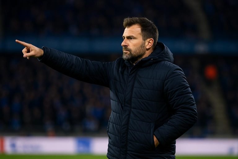 Ivan Leko gefocust langs de lijn bij Club Brugge