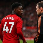 Kobbie Mainoo in actie voor Manchester United tijdens een thuiswedstrijd