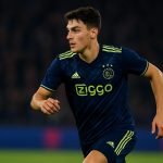 Ethan Butera in actie als jonge verdediger bij Ajax