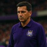 Besnik Hasi geconcentreerd langs de lijn bij Anderlecht