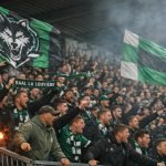 Supporters van La Louvière op de tribune tijdens een uitmatch