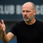 Voorzitter Bart Verhaeghe van Club Brugge in gespannen sfeer langs het veld