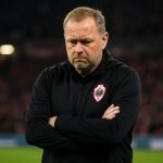 Teleurgestelde coach Joseph Oosting langs de zijlijn bij Royal Antwerp FC
