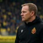Frederik Vanderbiest langs de lijn bij een wedstrijd van KV Mechelen