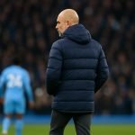 Pep Guardiola gefocust langs de lijn bij Manchester City