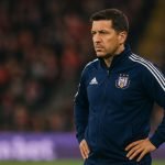 Besnik Hasi langs de lijn bij een wedstrijd van Anderlecht