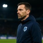 Trainer Nicky Hayen gefocust langs de lijn bij KRC Genk