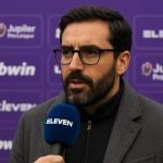 Trainer Hernán Losada in de clubkleuren van Apollon Limassol langs het veld