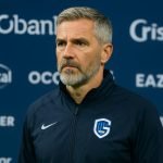 Nicky Hayen geconcentreerd langs de lijn bij KRC Genk
