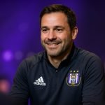 Olivier Renard geconcentreerd in clubkledij van RSC Anderlecht