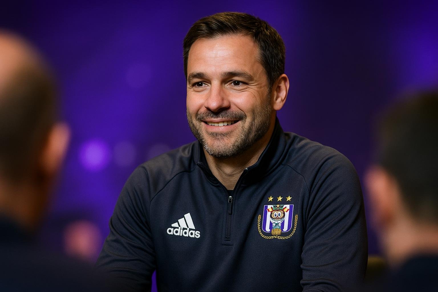 Olivier Renard geconcentreerd in clubkledij van RSC Anderlecht