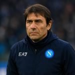 Antonio Conte langs de lijn bij Napoli met focus tijdens wedstrijd