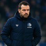 Rik De Mil langs de lijn bij KAA Gent tijdens een wedstrijd