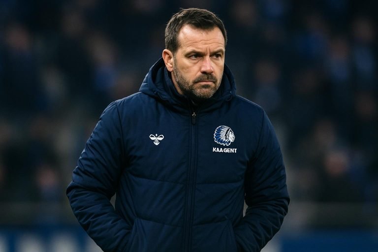 Rik De Mil langs de lijn bij KAA Gent tijdens een wedstrijd
