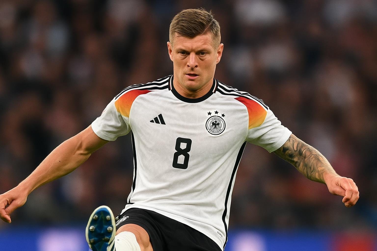 Toni Kroos geconcentreerd in actie voor Duitsland tijdens een interland