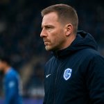 Trainer Nicky Hayen van KRC Genk langs de zijlijn tijdens een wedstrijd
