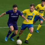 Scheidsrechter bekijkt het VAR-scherm tijdens een wedstrijd in de Jupiler Pro League