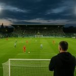 Overzicht van het stadion van La Louvière tijdens een wedstrijd in avondlicht