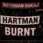 Fanatieke Feyenoord-supporters met spandoeken op de tribune