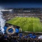 Zicht op het stadion van Club Brugge tijdens een avondwedstrijd