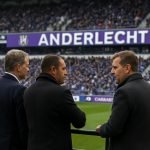 Bestuursleden van Anderlecht in gesprek in het stadion