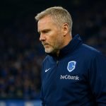 Thorsten Fink gefocust langs de zijlijn bij een wedstrijd van KRC Genk