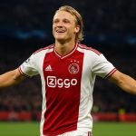 Kasper Dolberg viert een doelpunt voor Ajax in een uitwedstrijd