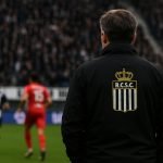 Interim-trainer Hans Cornelis langs de lijn bij Sporting Charleroi