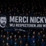 Club Brugge-fans tonen een groot spandoek voor Nicky Hayen in het stadion