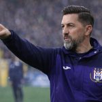 Besnik Hasi die instructies geeft als coach van Anderlecht