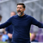 Afbeelding van Anderlecht-coach aan de zijlijn.