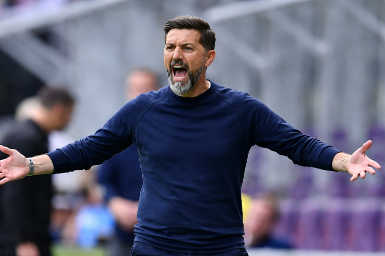 Afbeelding van Anderlecht-coach aan de zijlijn.