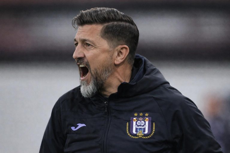 Besnik Hasi die langs de zijlijn roept als coach van Anderlecht