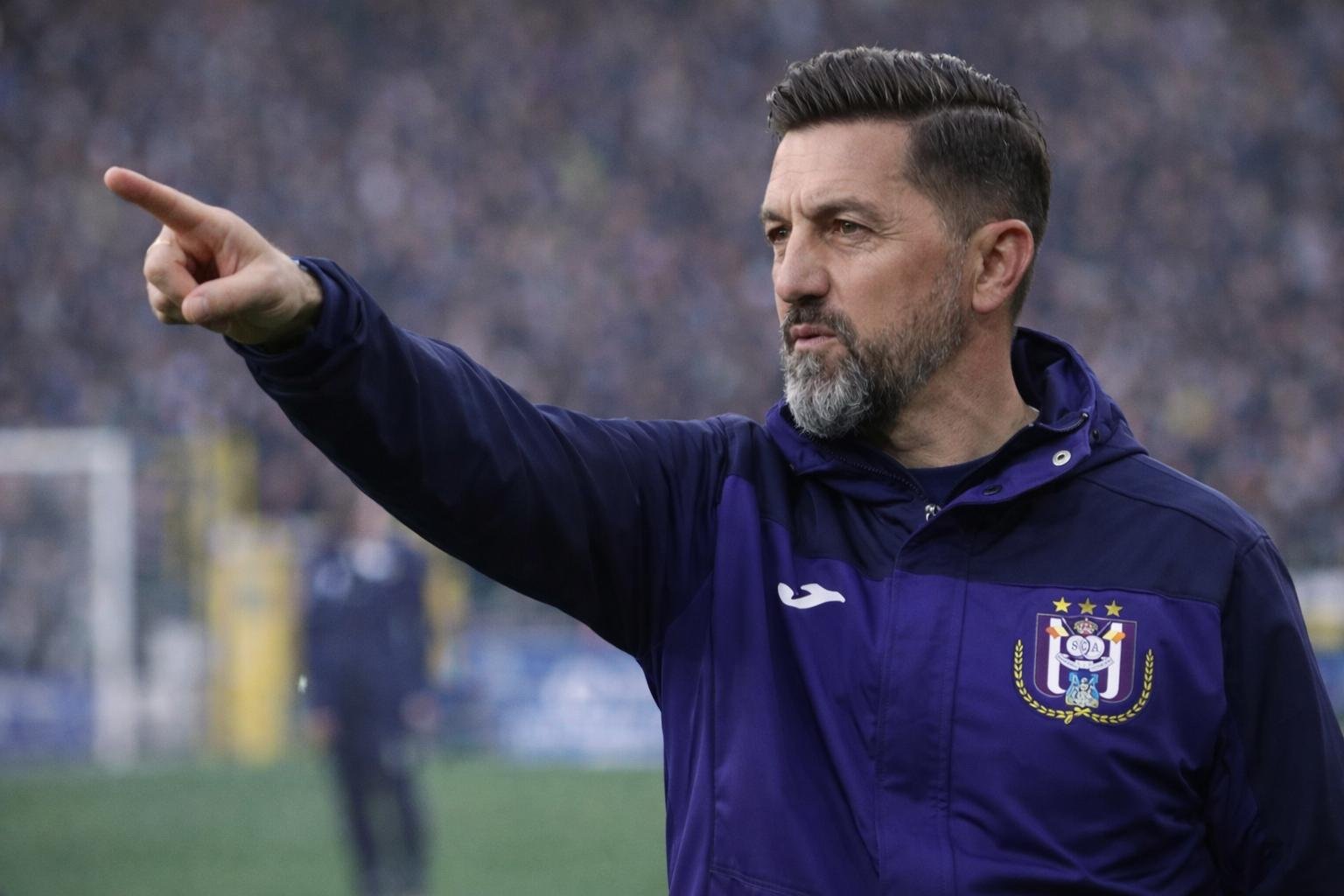 Besnik Hasi die instructies geeft als coach van Anderlecht