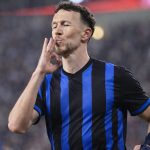 Ivan Perisic in een blauw-zwart tenue
