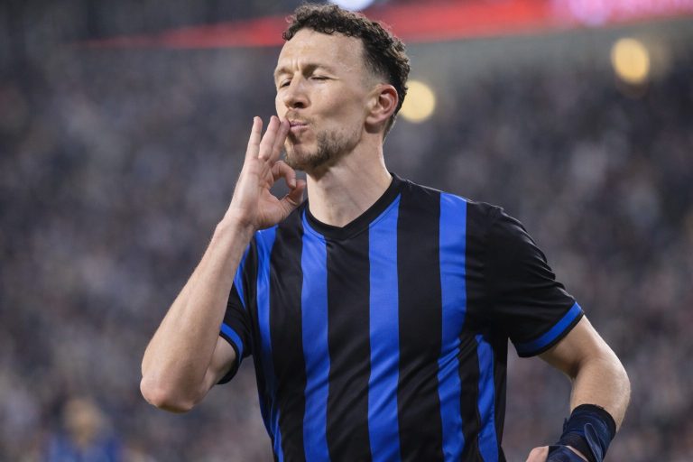 Ivan Perisic in een blauw-zwart tenue