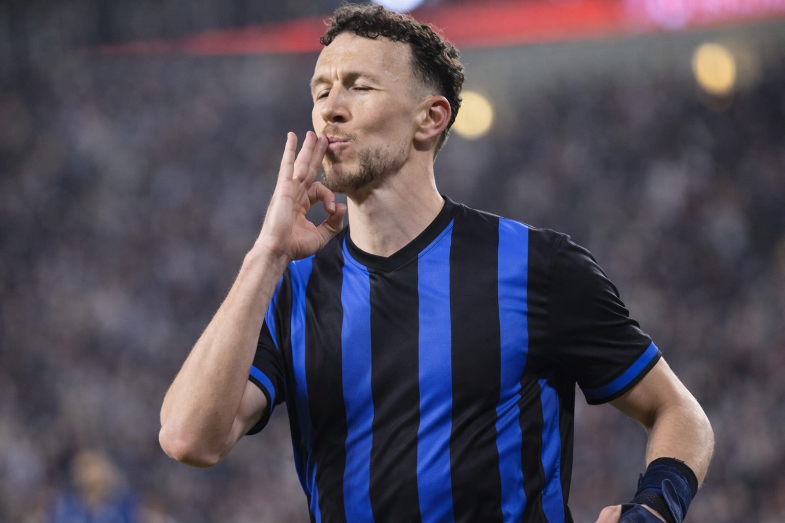 Ivan Perisic in een blauw-zwart tenue