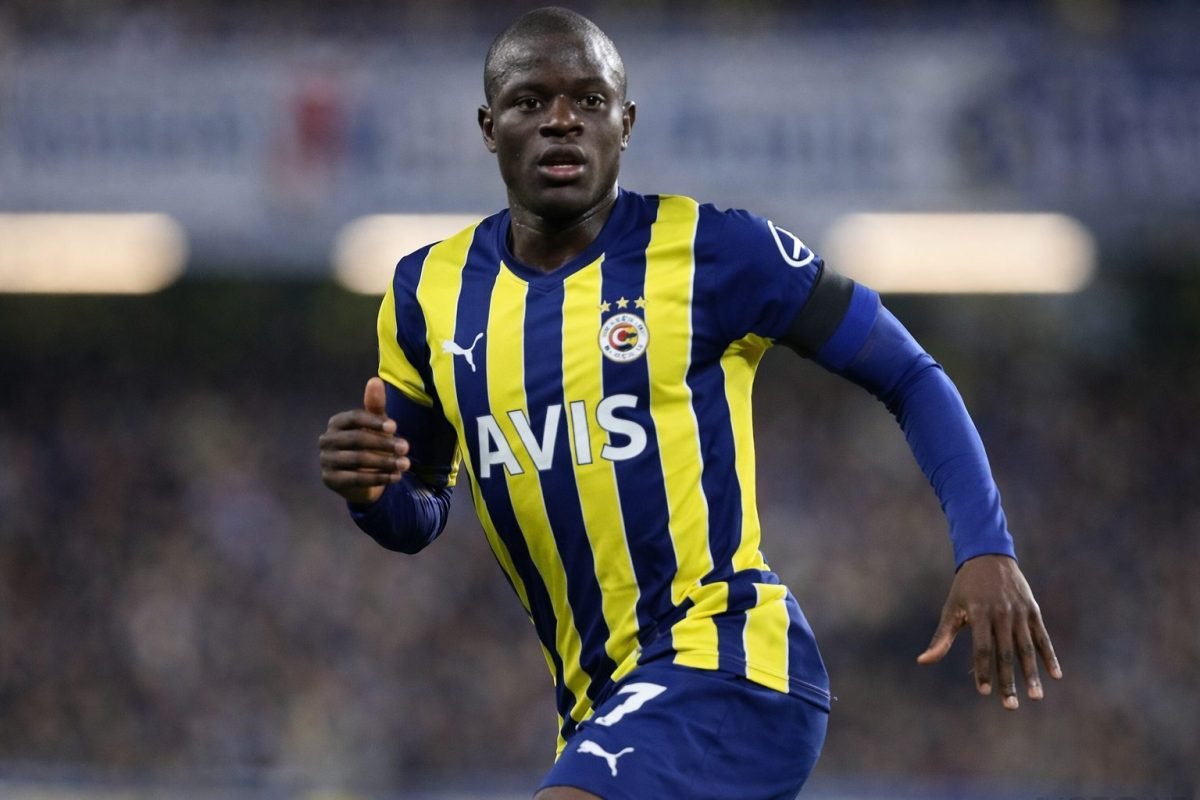 N'Golo Kanté in een tenue van Fenerbahçe