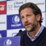 Rik De Mil op een persconferentie als coach van KAA Gent