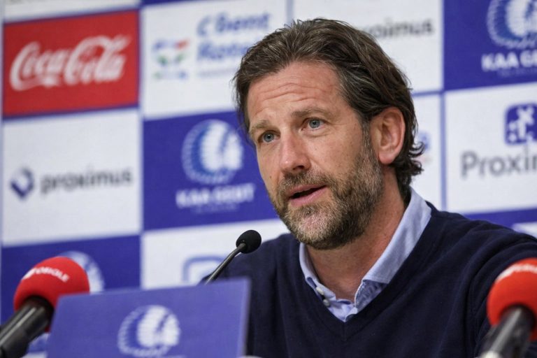 Rik De Mil op een persconferentie als coach van KAA Gent