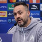 Roberto De Zerbi als coach van Marseille op een persconferentie